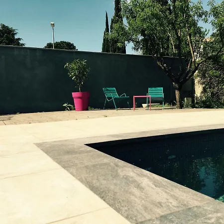 Studio Avec Piscine 아파트 벙다르그